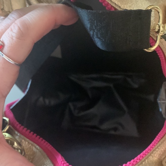 Betsey Johnson cupcake lunch box - Picture 2 of 4